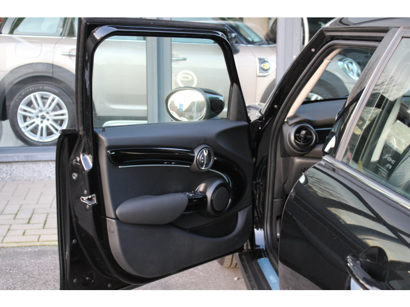 MINI Cooper 5-deurs AUT / BLACK PACK / CAM / CARPLAY / KEYLESS Garage Van Den Dooren