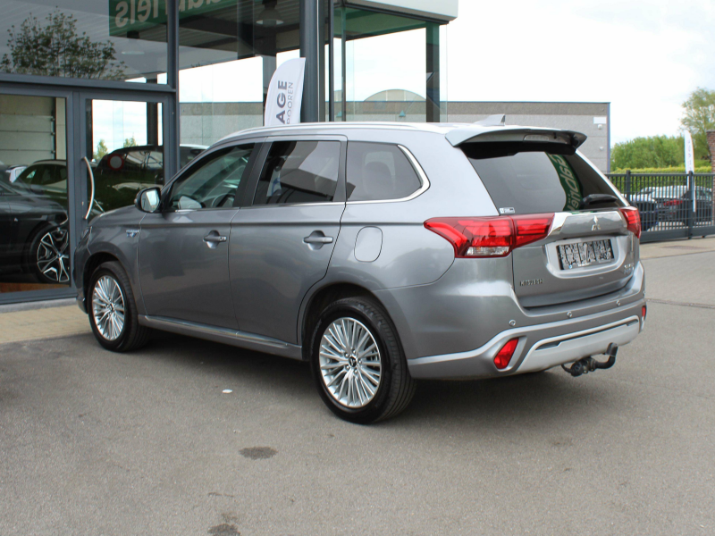 Mitsubishi Outlander 2.4i 4WD PHEV Instyle SDA Garage Van Den Dooren