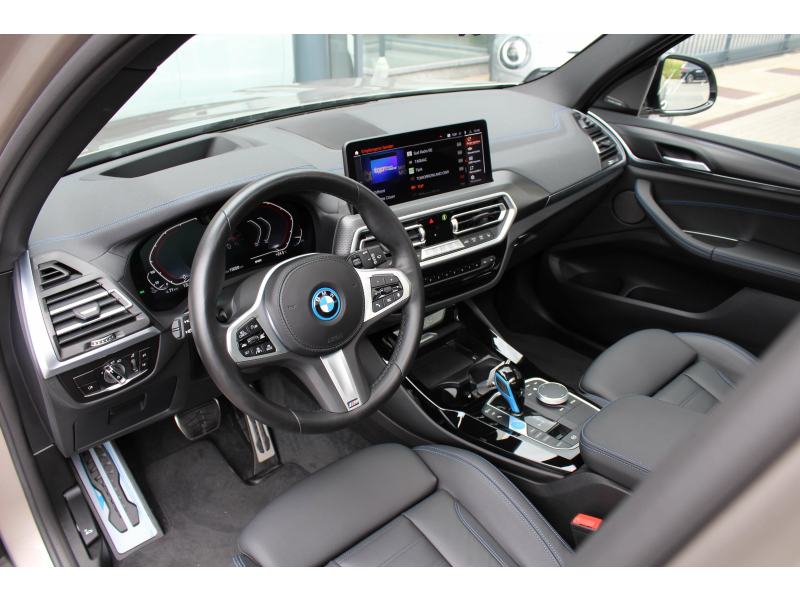 BMW iX3 M Sport / PANO / H-K / KEYL / HUD / 360CAM / TRKHK Garage Van Den Dooren