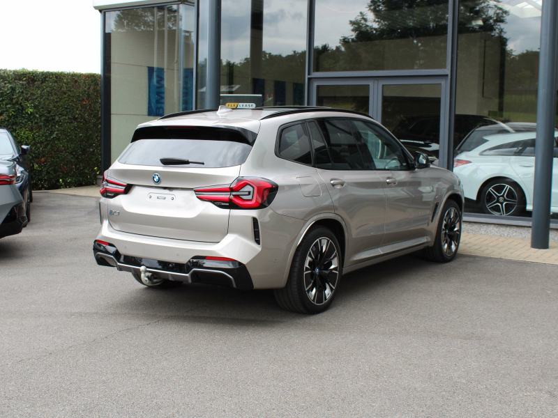 BMW iX3 M Sport / PANO / H-K / KEYL / HUD / 360CAM / TRKHK Garage Van Den Dooren