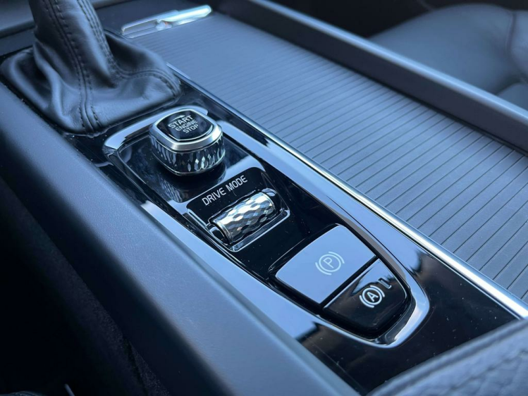 Volvo XC60 2.0 D4 Momentum Geartronic LED/Camera/Leder/Gps... Leconte Motors