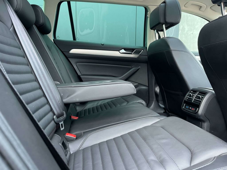 Volkswagen Passat Variant 1.4 TSI Highline DSG Leder/Panodak/Camera/Trekhaak Leconte Motors