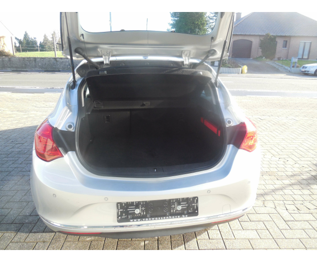 Opel Astra J Cosmo 5drs 1.6 benz silver bj. 04/2014 76579 km Garage Van Wassenhove