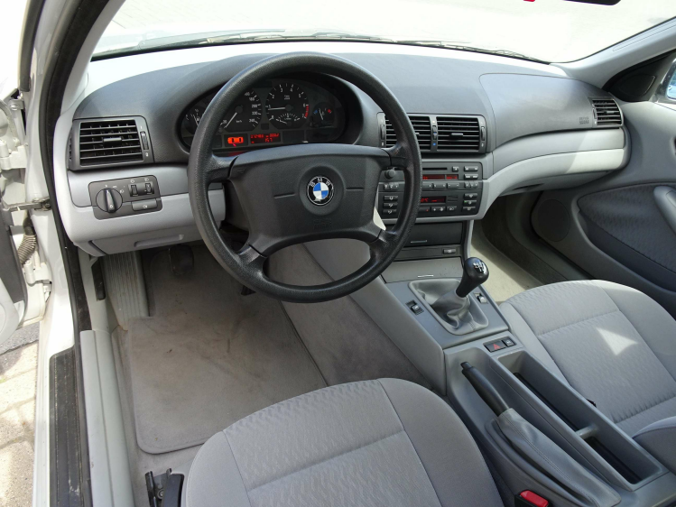 BMW 318 i 4d .  