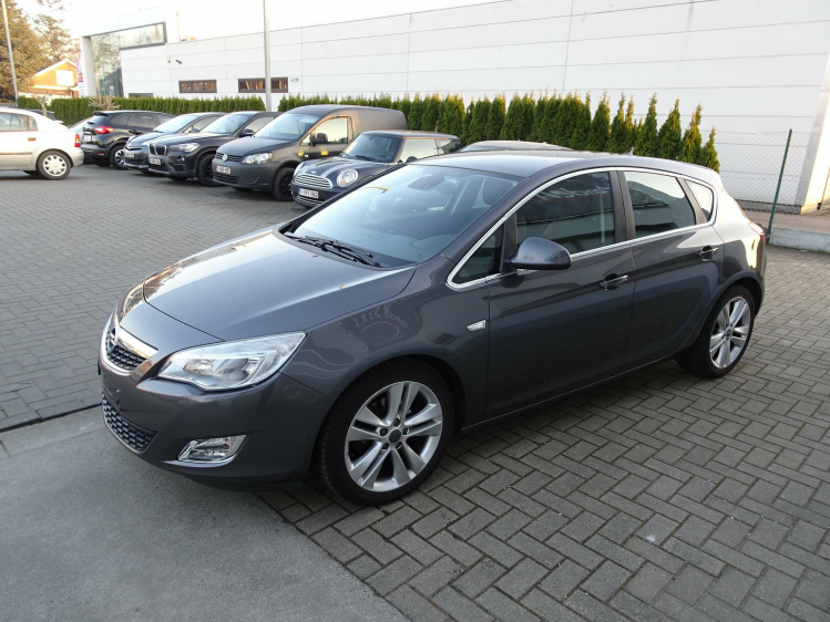 Opel Astra 1.7CDTi Cosmo 5d. NAVI,TREKHAAK,PDC,AIRCO,ALU 18
