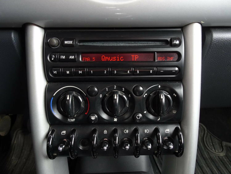 MINI Cooper 1.6i 16v STRIPING,WIT DAK,RADIO/CD,SERVO,ALU Garage Nico Vanderheeren BV