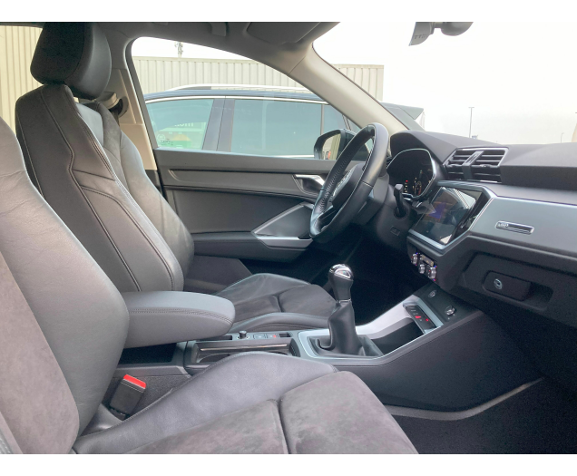 Audi Q3 150pk benzine -Leder/Alcantara - S-LINE -Airco -GPS -LED -Cruise -Camera Garage Vandeginste