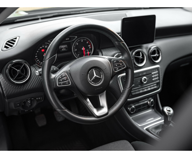 Mercedes-Benz GLA 200 GLA200d/Navigatie/Sportzetels/Alu velgen 17