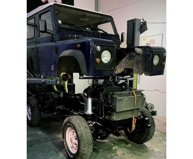 Land Rover Defender Nieuw chassis,Alle foto's restauratie compleet Autohandel Quintens
