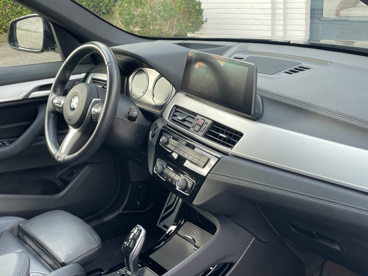 BMW X1 2.0iAxDrive  SPORT/PANO/H UP/TREK*VERKOCHT* Geert De Bock