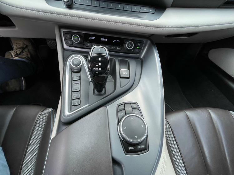 BMW i8 11.6 kWh PHEV Head-UP/CAMERA/LEDER Geert De Bock