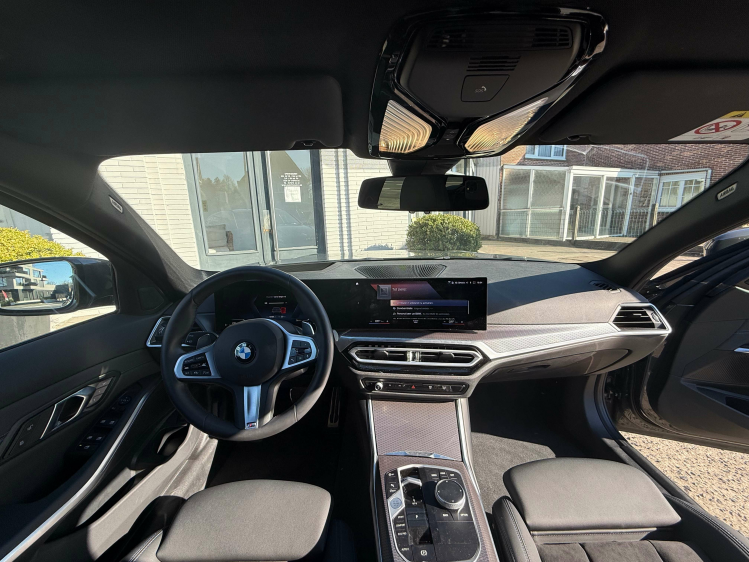 BMW 320 iASTOURING/MSPORT/HEADUP/PANO/19