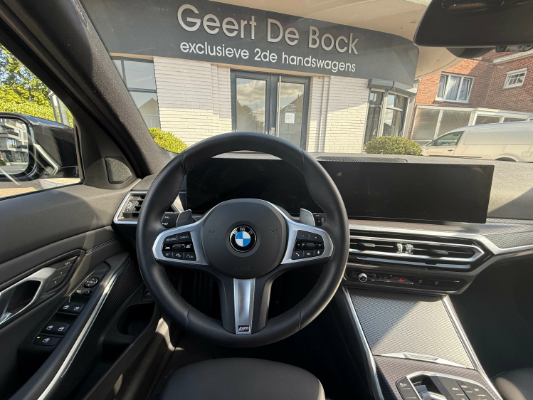 BMW 320 iAS TOURING/M SPORT/PANO/Head UP/19