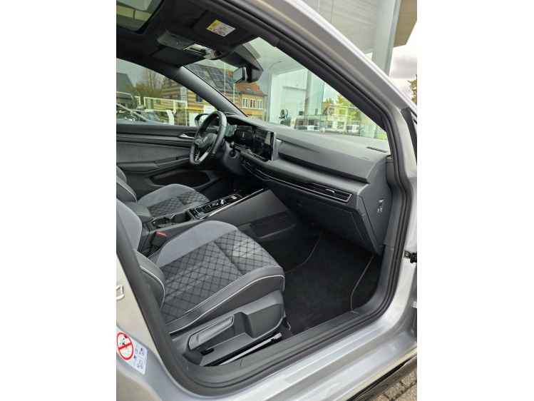 Volkswagen Golf 1.5 eTSI R-Line/Pano/HUD/Harman-Kardon/Camera DVX Cars