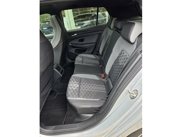 Volkswagen Golf 1.5 eTSI R-Line/Pano/HUD/Harman-Kardon/Camera DVX Cars