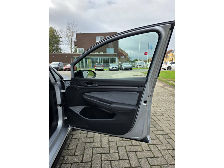 Volkswagen Golf 1.5 eTSI R-Line/Pano/HUD/Harman-Kardon/Camera DVX Cars