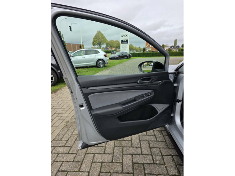 Volkswagen Golf 1.5 eTSI R-Line/Pano/HUD/Harman-Kardon/Camera DVX Cars