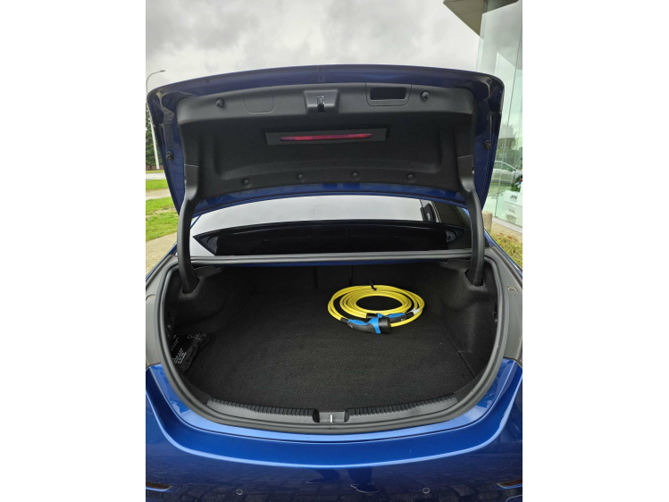 Mercedes-Benz C 300 C 300e AMG Line/HUD/Pano/360/Keyless DVX Cars